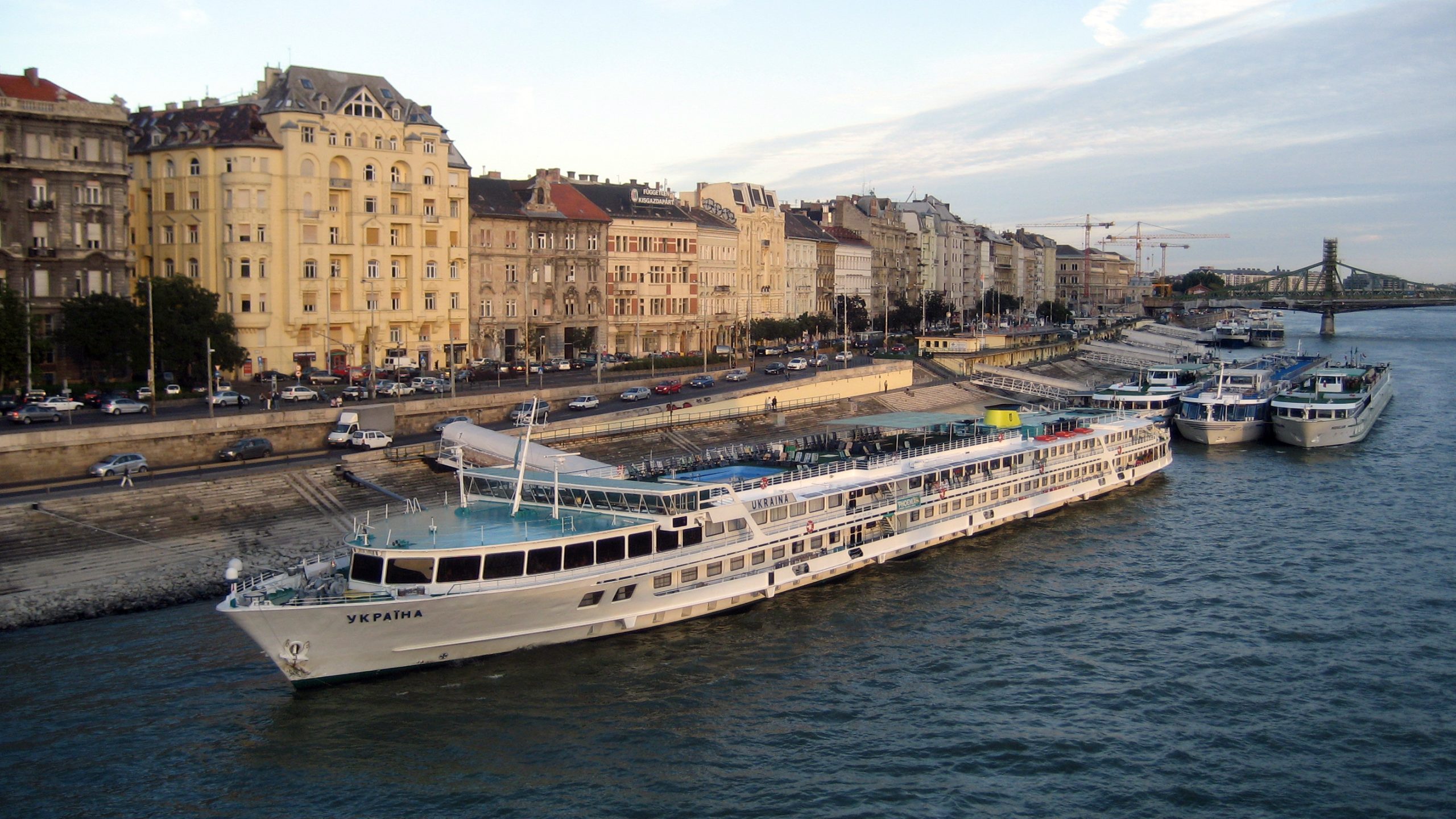 River_cruise_ships_on_the_Danube_in_Budapest